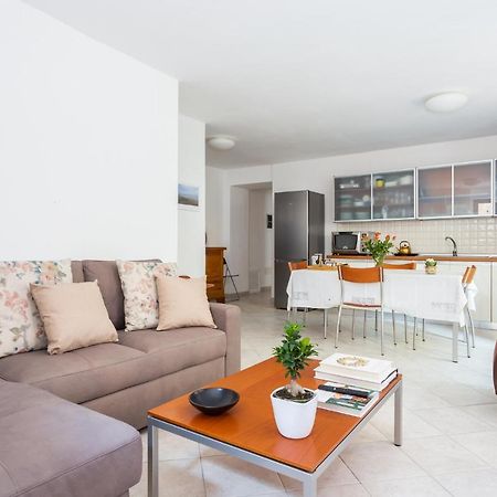 Spacious 3-Bedroom Apartment With Courtyard In Tempio Pausania - Perfect For Families Exterior foto