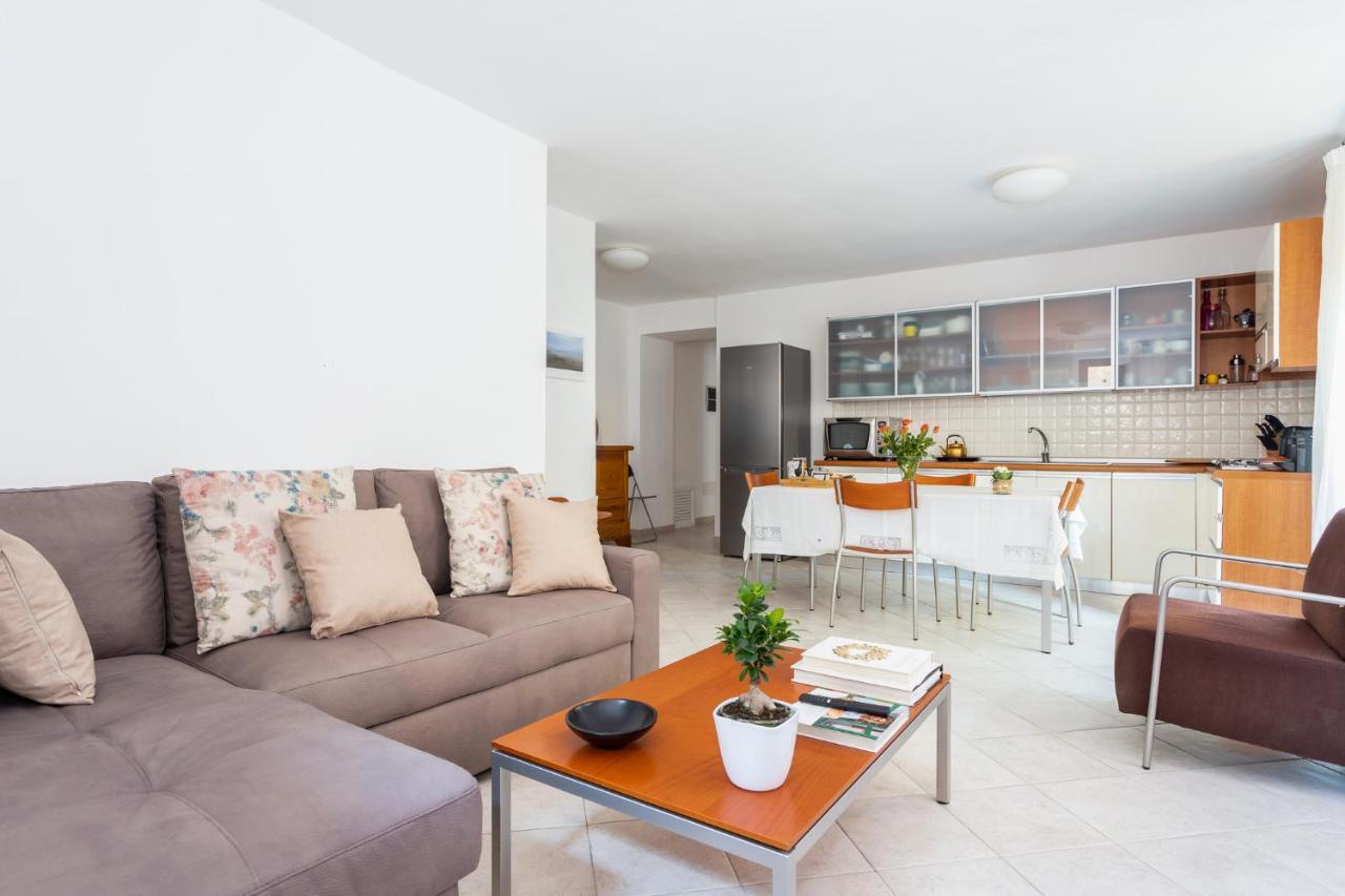 Spacious 3-Bedroom Apartment With Courtyard In Tempio Pausania - Perfect For Families Exterior foto