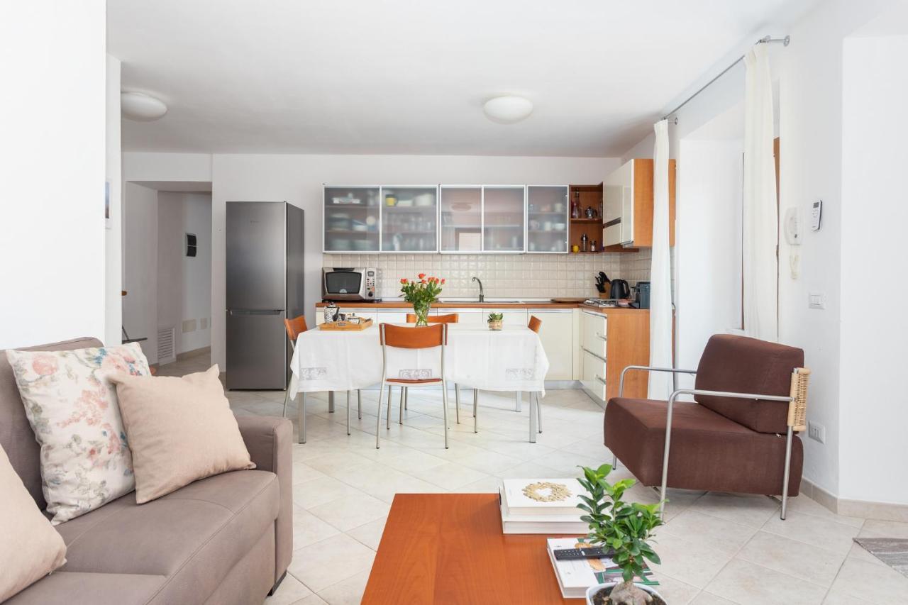 Spacious 3-Bedroom Apartment With Courtyard In Tempio Pausania - Perfect For Families Exterior foto