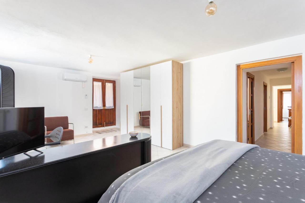 Spacious 3-Bedroom Apartment With Courtyard In Tempio Pausania - Perfect For Families Exterior foto