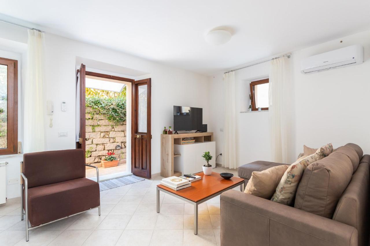 Spacious 3-Bedroom Apartment With Courtyard In Tempio Pausania - Perfect For Families Exterior foto