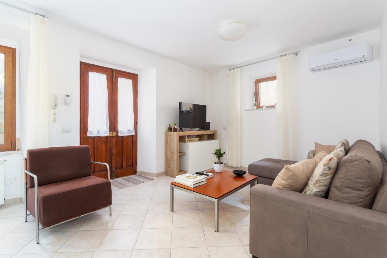 Spacious 3-Bedroom Apartment With Courtyard In Tempio Pausania - Perfect For Families Exterior foto